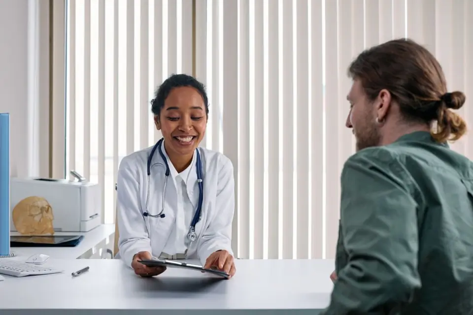 Médica conversando com paciente no consultório