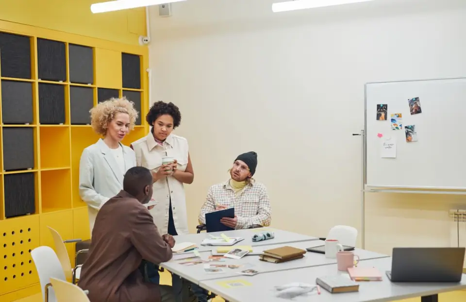 Equipe reunida numa sala de trabalho