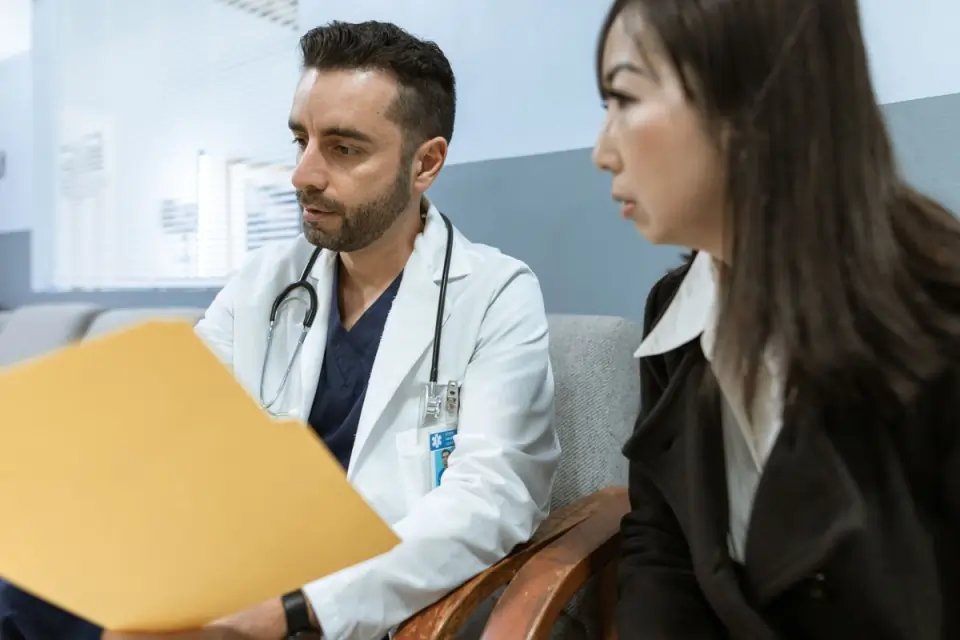 Médico conversando com uma paciente sobre exames